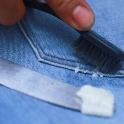 Πώς να βγάλετε την τσίχλα από τα ρούχα (βίντεο)