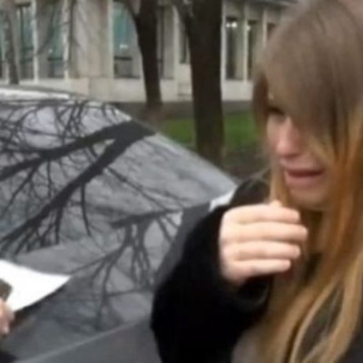 Σοκαριστικό: Προσπάθησε να πουλήσει το 10 ημερών μωρό της για 1.900 ευρώ (βίντεο)