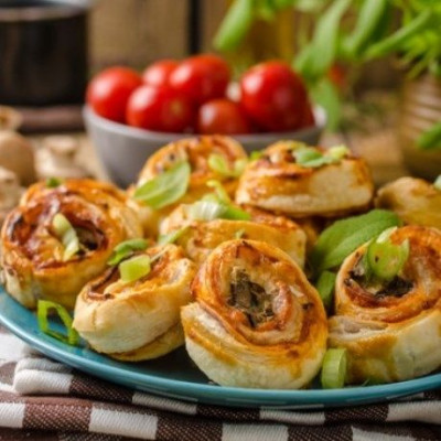 Ρολάκια σφολιάτας σαν pizza pesto