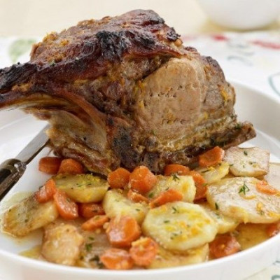 Χοιρινός λαιμός με ρέβες, πατάτες και καρότα στη γάστρα