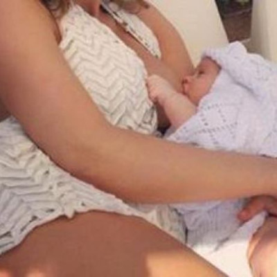 Πόζαρε θηλάζοντας το νεογέννητο γιο της και προκάλεσε θύελλα αντιδράσεων!