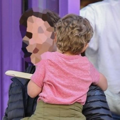 Δείτε τον πολύ γνωστό ηθοποιό να παίζει μπούμερανγκ με τον 5 χρονο γιο του (φωτό)