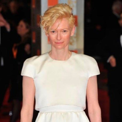 Η Τilda Swinton για πρώτη φορά με τον νεότερο και πολύ σέξι σύντροφό της (photo)