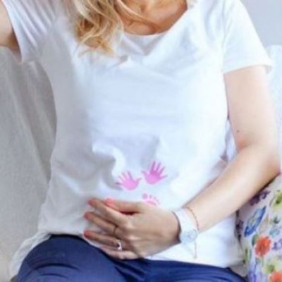 Ξανθιά Ελληνίδα παρουσιάστρια ανακοίνωσε την εγκυμοσύνη της, με τον πιο γλυκό τρόπο!