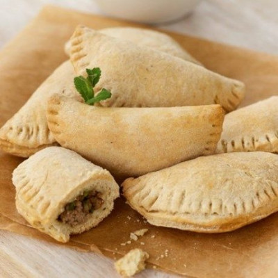 Κιμαδοπιτάκια σε ζύμη ταχινιού με ντιπ γιαουρτιού