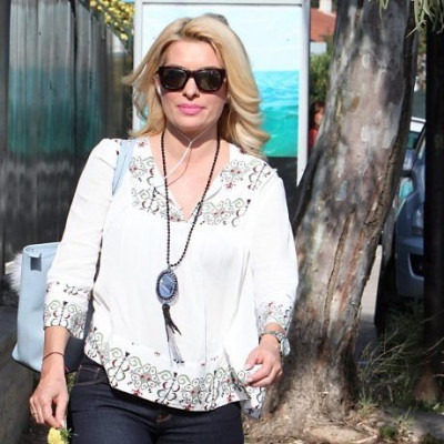 Ελένη Μενεγάκη: Με ανοιξιάτικο look στο σχολείο των παιδιών της