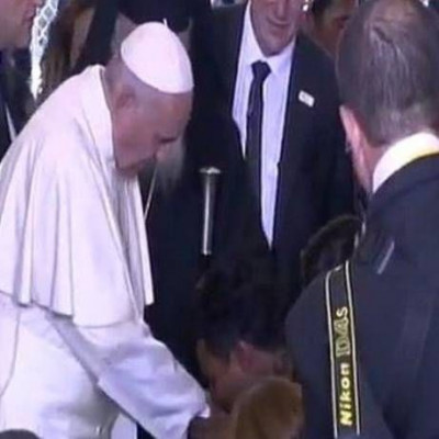 Πάπας στη Μυτιλήνη - Πρόσφυγας ξεσπά σε λυγμούς: «Σε παρακαλώ ευλόγησέ με και σώσε με»