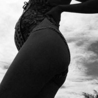 Τελείως ακομπλεξάριστη και αρετουσάριστη. Δείτε τη με φουσκωμένη κοιλίτσα! (εικόνα)