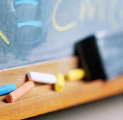 «Βγάλε αμέσως αυτό που φοράς» - Σάλος στη Γερμανία με τη μπλούζα Ελληνίδας μαθήτριας