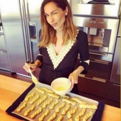 Η Δέσποινα Βανδή φτιάχνει πασχαλινά κουλουράκια! Αυτή είναι η συνταγή της!