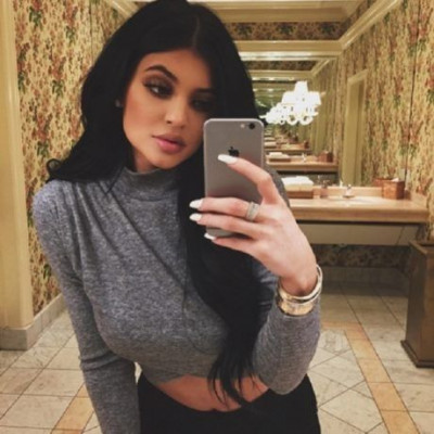 Καμπύλες που σκοτώνουν: Πρέπει να δεις τη νέα φωτογραφία της Kylie Jenner με μαγιό