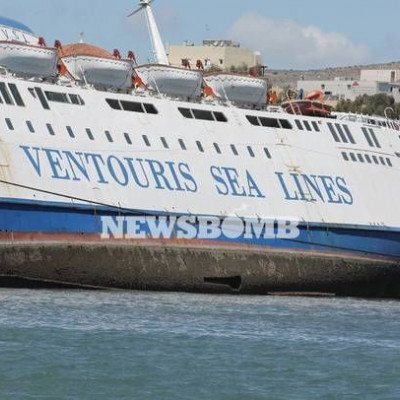 ΤΩΡΑ: Βυθίζεται πλοίο στο λιμάνι του Πειραιά (photos, videos)