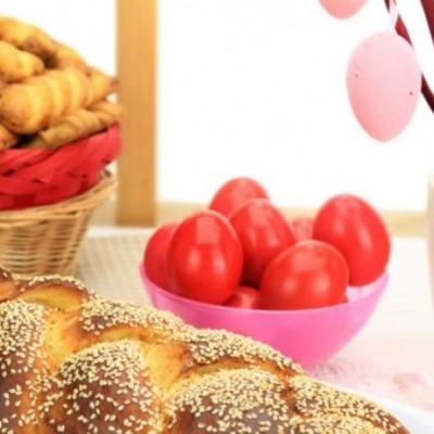 Λαμπάδες, τσουρέκια, αβγά και αρνί στη σούβλα: Πώς καθιερώθηκαν τα έθιμα του Πάσχα;