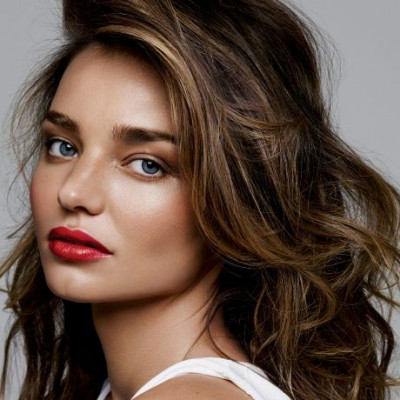 Η Miranda Kerr με το σύνολο που πρέπει οπωσδήποτε να πακετάρεις στη βαλίτσα σου!
