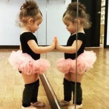 Γεννημένη μπαλαρίνα! Ποια διάσημη είναι η μαμά της μικρής ...