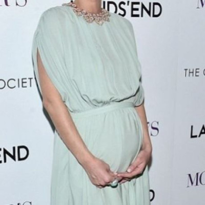 Δείχνει τη φουσκωμένη κοιλίτσα της και είναι πανευτυχής