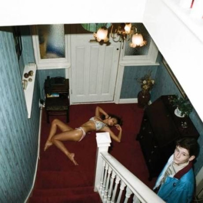 O Γιώργος Λάνθιμος φωτογραφίζει τη σαγήνη της Taylor Hill με μαγιό