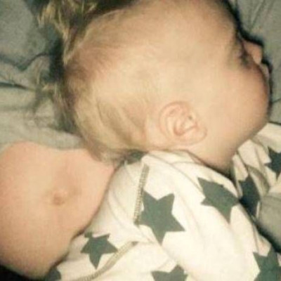 Ποζάροντας με το μωρό της μας δείχνει τη φουσκωμένη της κοιλίτσα!