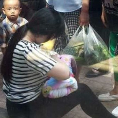 Η πράξη της συγκίνησε το διαδίκτυο: Νεαρή κοπέλα θηλάζει ένα εγκαταλελειμμένο μωρό(βίντεο)