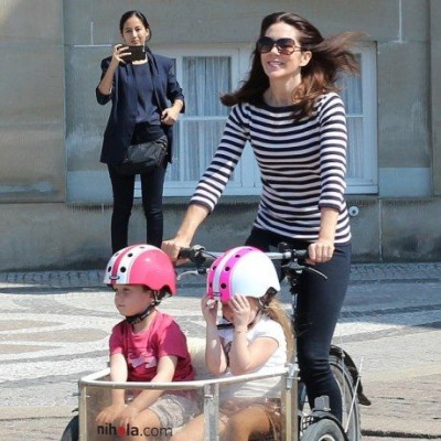 Μα πόσο την αντιγράφει; Κι όμως η διάσημη της φωτογραφίας δεν είναι η Kate Middleton