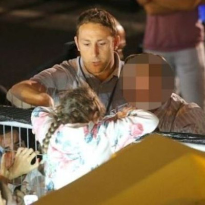 Πλούσιο φωτορεπορτάζ: Πασίγνωστος ηθοποιός σώζει ένα 6χρονο κορίτσι πριν το ποδοπατήσουν