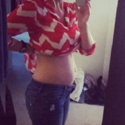 Παίκτρια του Big Brother μας δείχνει τη φουσκωμένη της κοιλίτσα