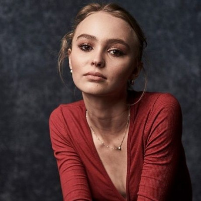 Η κόρη του Johnny Depp υπερασπίζεται τον πατέρα της