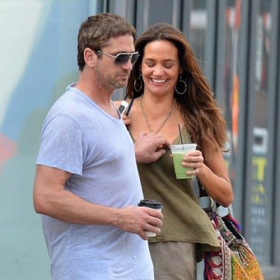 Ο Gerard Butler έχει απίστευτο σώμα και το ξέροουμε. Έχεις δει όμως τη γυναίκα του;