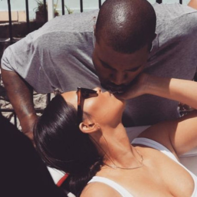 Kim Kardashian: Ποζάρει μόνο με το μαγιό της και βάζει «φωτιά» στο Instagram