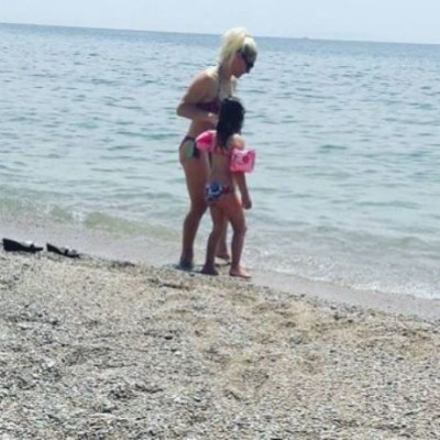 Στην Ανάβυσσο απόλαυσε το πρώτο της μπάνιο μαζί με την κόρη της! (εικόνες)