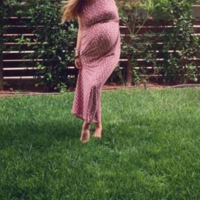 Λίγες μέρες πριν γίνει για δεύτερη φορά μαμά ποζάρει με φουσκωμένη κοιλίτσα