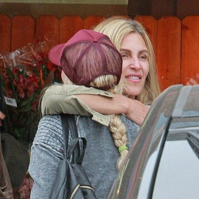 Αυτό δεν το πιστεύουμε: Η πρώην και η νυν αγκαλιάζονται μέσα στην μέση του δρόμου