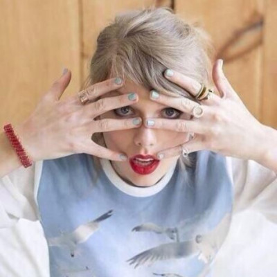 Η Taylor Swift «έπιασε» νέα δουλειά και μάντεψε με τι θα ασχολείται