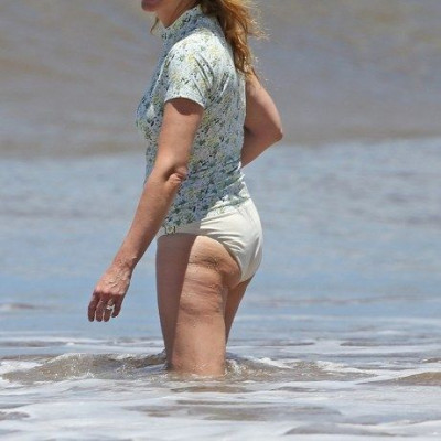 Δε φοβάται να δείξει τις ατέλειές της και χαίρεται τον ήλιο και τη θάλασσα