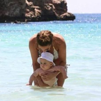 Πιο sexy από ποτέ απολαμβάνει τις διακοπές της μαζί με τον λίγων μηνών γιο της!