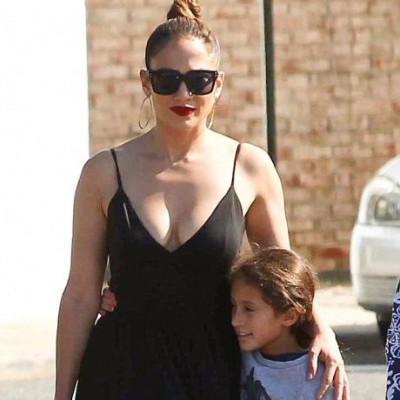 Η Jennifer Lopez σε μία sexy εμφάνιση… με τα παιδιά της!