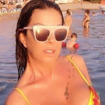 Γοργόνα στη στεριά!Στα 62 η Άντζελα Δημητρίου βάζει τα γυαλιά στις 20ρες με τέτοιο σώμα