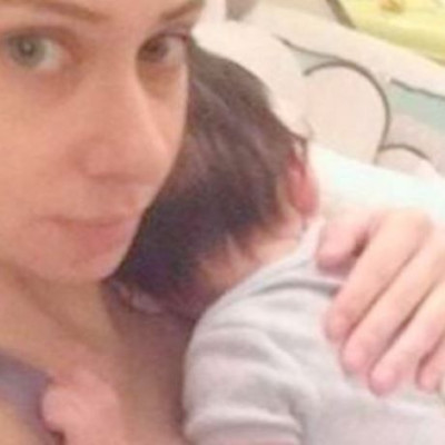 Αυτή η γάτα προσέχει το μωρό, από πριν εκείνο γεννηθεί! (εικόνες)