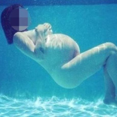 Τρέλανε το διαδίκτυο η διάσημη τραγουδίστρια: Πόζαρε γυμνή στο νερό με φουσκωμένη κοιλίτσα