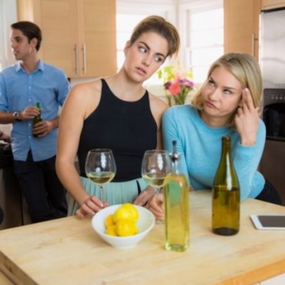 Οι κρυφές -& λίγο κακές- σκέψεις των ζωδίων όταν-αναγκάζονται να- βρίσκονται με πολύ κόσμο