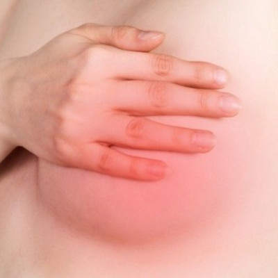 Έδειξε το στήθος της στο Facebook για καλό σκοπό (φωτογραφία)