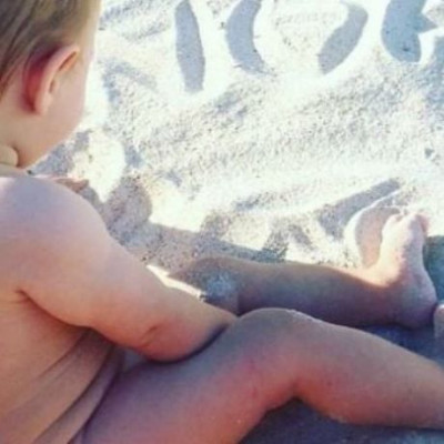 Ό,τι πιο γλυκό θα δείτε σήμερα. Ο γιος της διάσημης μαμάς στην παραλία παίζει με την άμμο