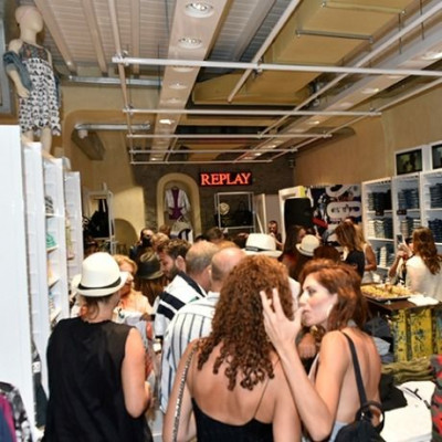 Το νέο κατάστημα της Replay μόλις άνοιξε τις πόρτες του στη Μύκονο!