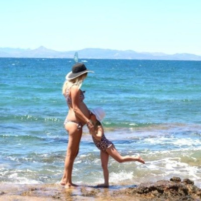 Φορώντας ίδιο μαγιό με την κόρη της ποζάρει στην πλαζ της Βούλας, δυο μήνες πριν γεννήσει!