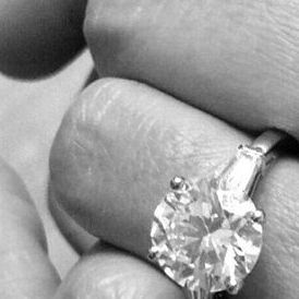 H 33χρονη star μόλις αρραβωνιάστηκε τον αρκετά νεότερο σύντροφό της