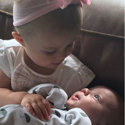 Η κόρη της διάσημης σταρ, δεν αφήνει από την αγκαλιά της τον νεογέννητο αδερφό της