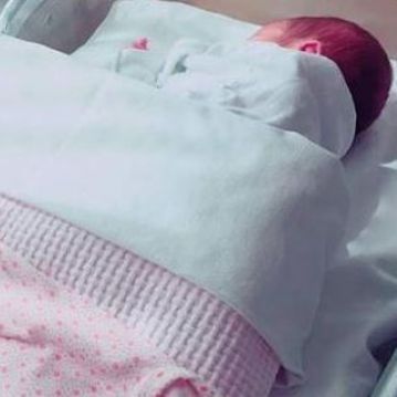 Ελληνίδα δημοσιογράφος: Η πρώτη φωτογραφία της κόρης της μέσα από το μαιευτήριο!