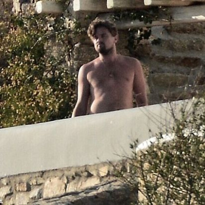 Αυτά είναι: Ο Leonardo Di Caprio τρώει σε ελληνική ταβέρνα με τη σύντροφό του Nina Agdal