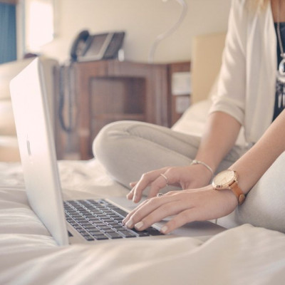 Απαντάς στα e-mails σου μετά τη δουλειά; Δες πώς αυτό κάνει κακό στην υγεία σου!