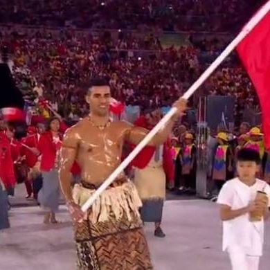 Ολυμπιακοί Αγώνες 2016: Ο λαδωμένος σημαιοφόρος των Τόνγκα που προκάλεσε φρενίτιδα (photos)